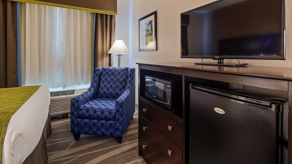 Best Western Plus Denver City Hotel and Suites 24/33