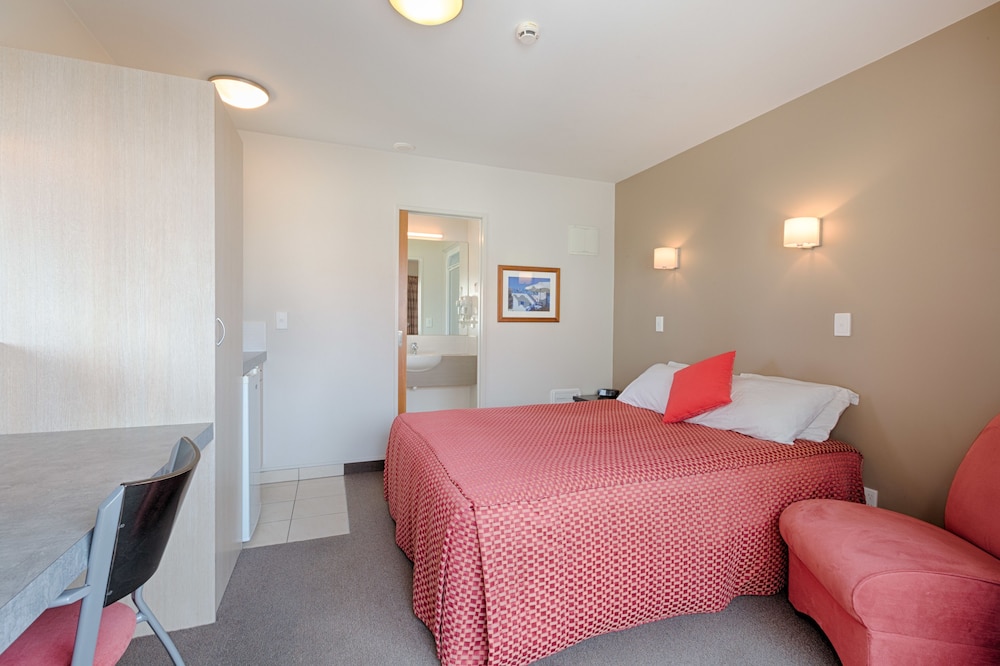 COMPACT, STUDIO, QUEEN BED