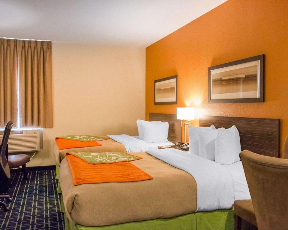 EFFICIENCY, 2 QUEEN BEDS