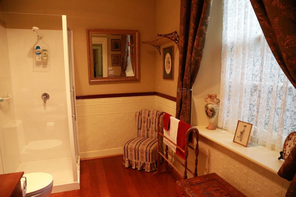 BLAKES MANOR DELORAINE 68/69