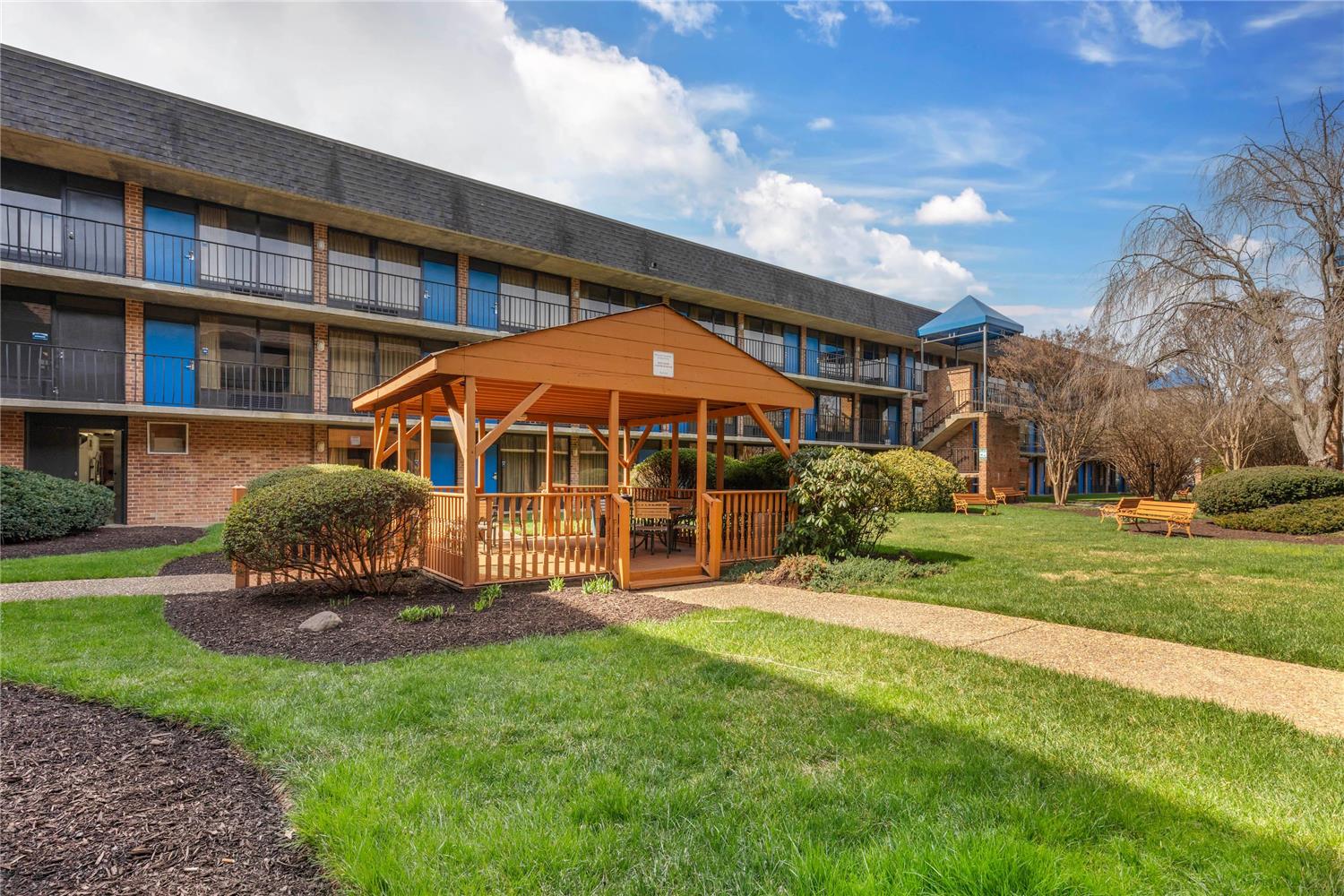 Suburban Studios Tysons Corner 20/22