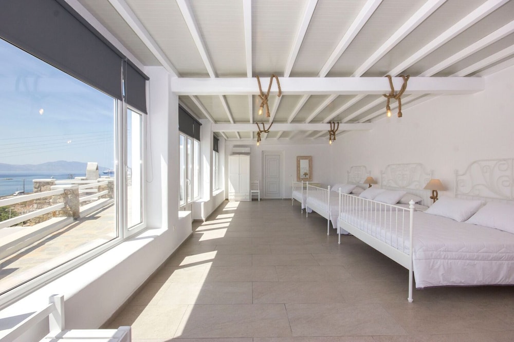 COUNTRY, SUITE, 3 QUEEN BEDS