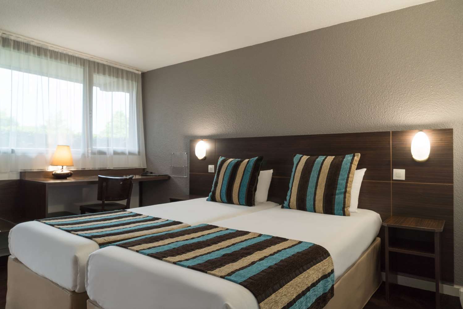 Comfort, Twin Beds, Court View