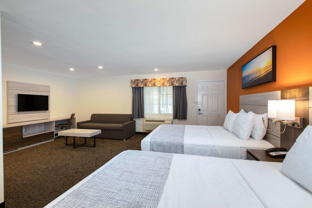 Days Inn By Wyndham Monterey-Fisherman's Wharf Aquarium 6/18