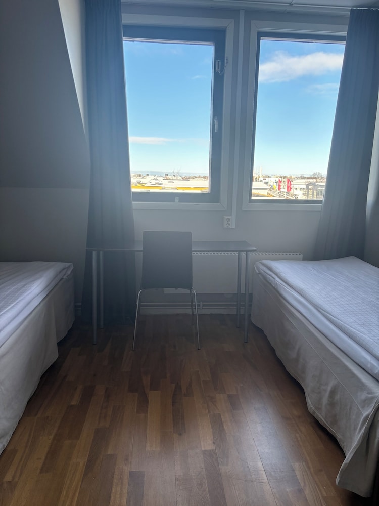 Medium, Twin Beds