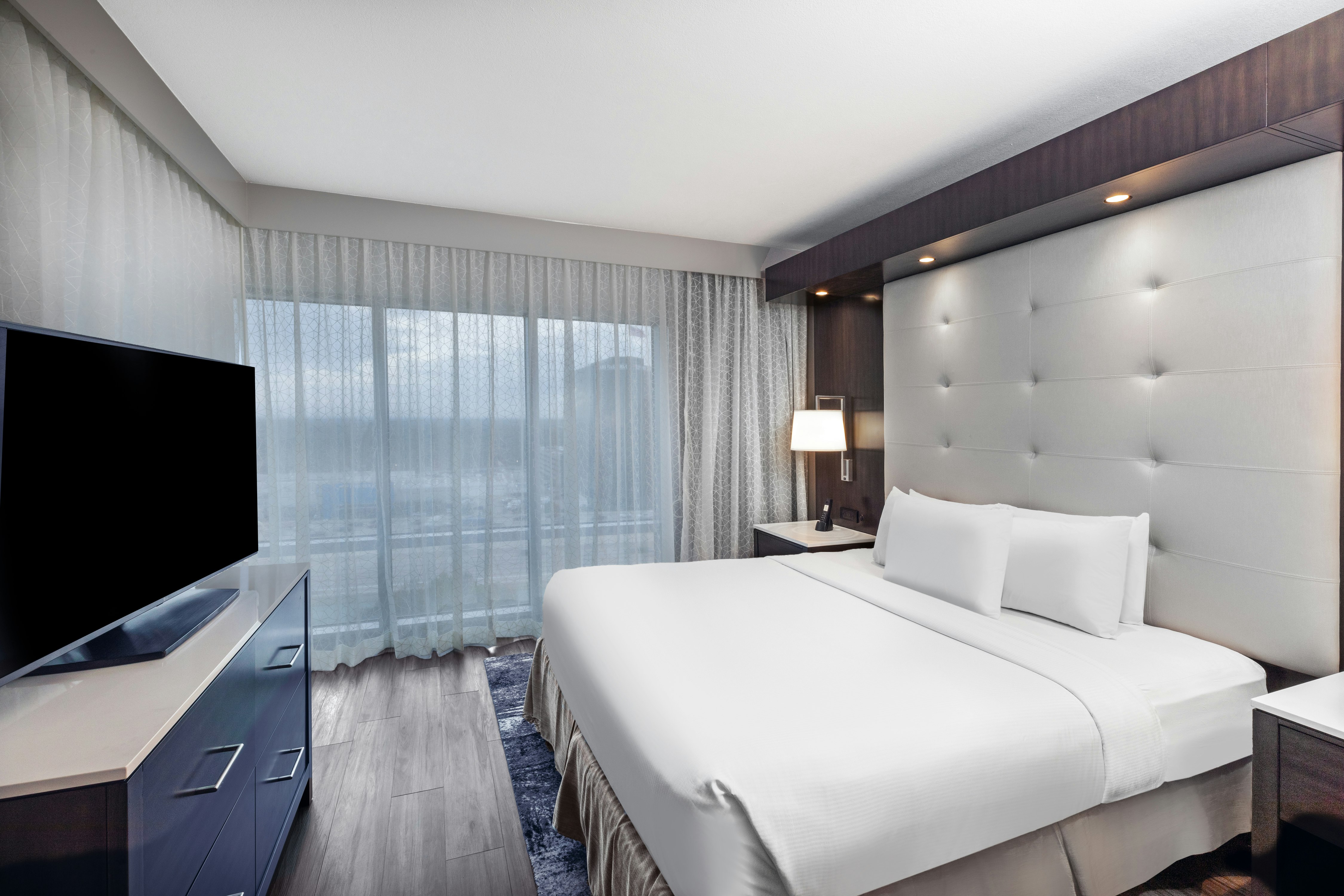 SUITE, KING BED, ACCESSIBLE