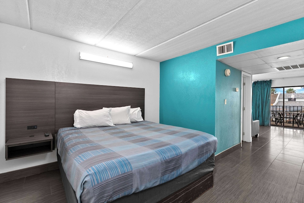 SUITE, KING BED