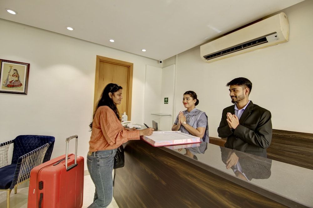Saltstayz Corporate Suites – Golf Course Road 8/50