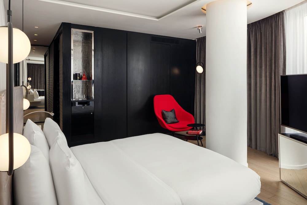 STUDIO, SUITE, KING BED, CORNER