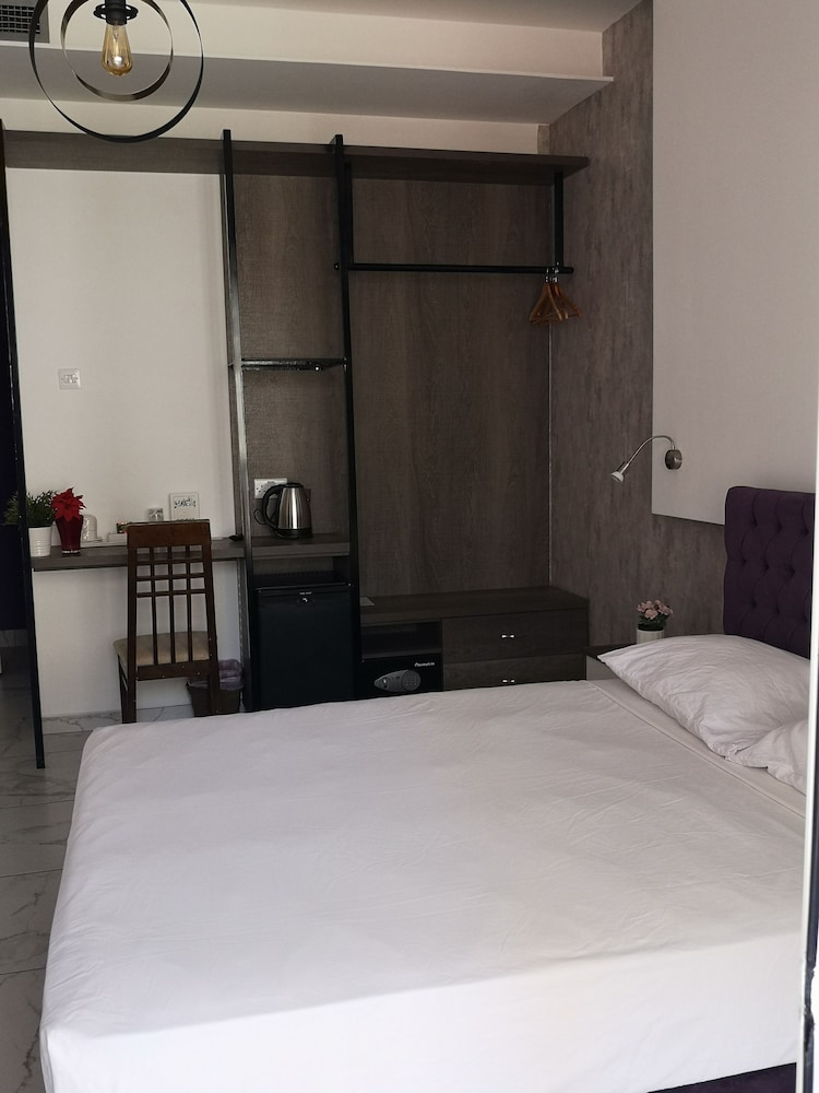 DELUXE, DOUBLE BED