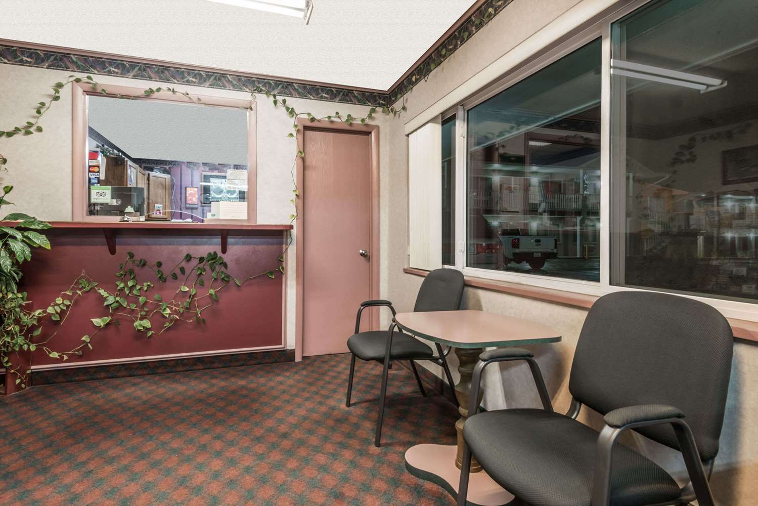 Knights Inn Ottawa 20/24