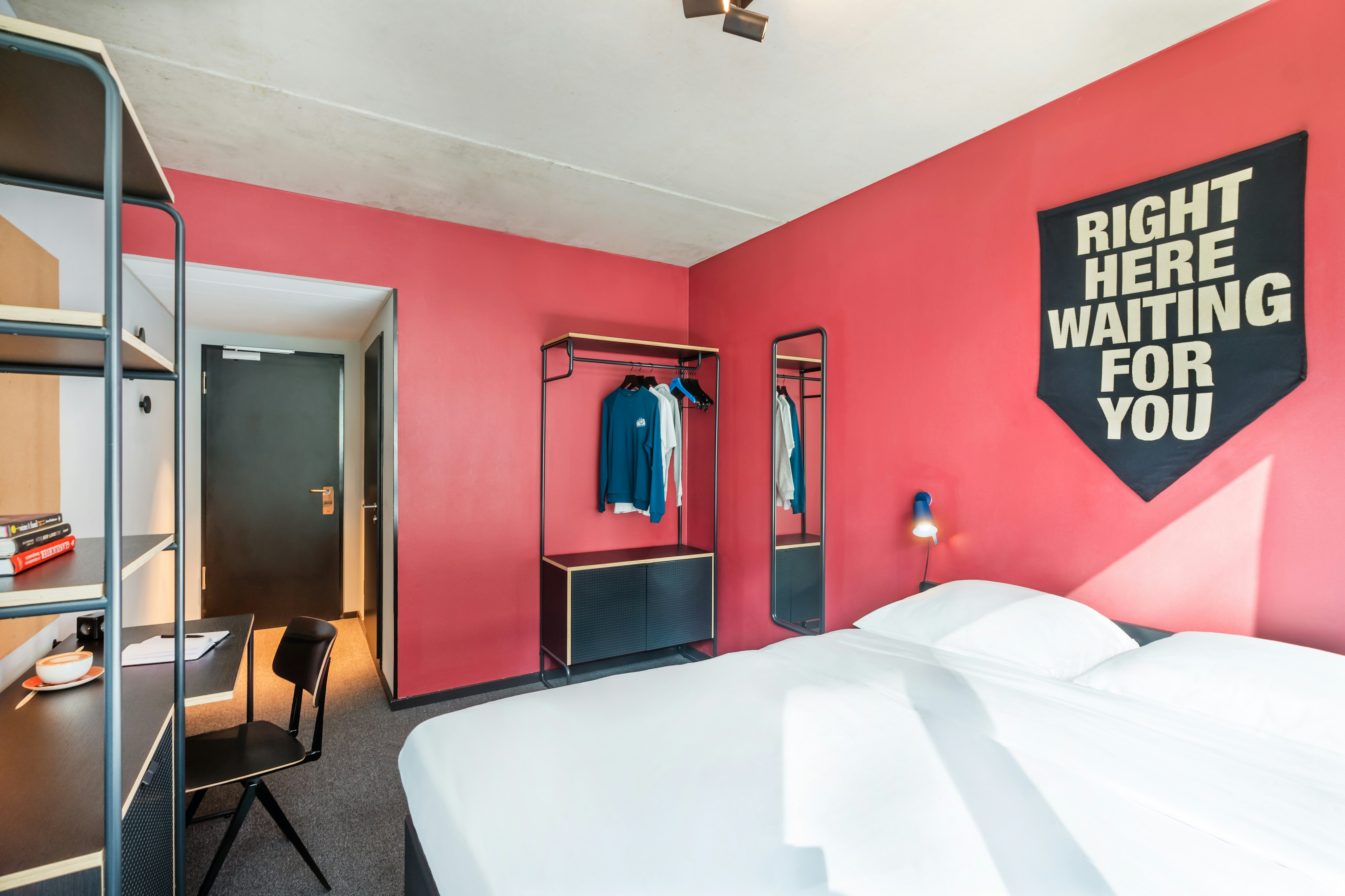 STANDARD, QUEEN BED