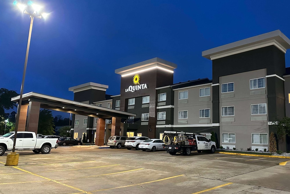 La Quinta Inn & Suites by Wyndham Fayetteville 54/59