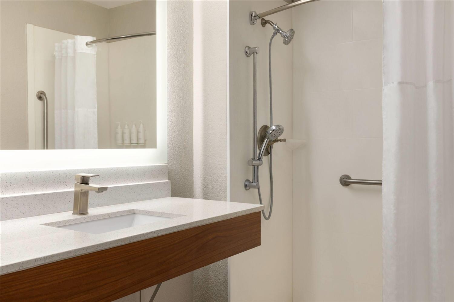 Days Inn by Wyndham Suites Fredericksburg 2/4