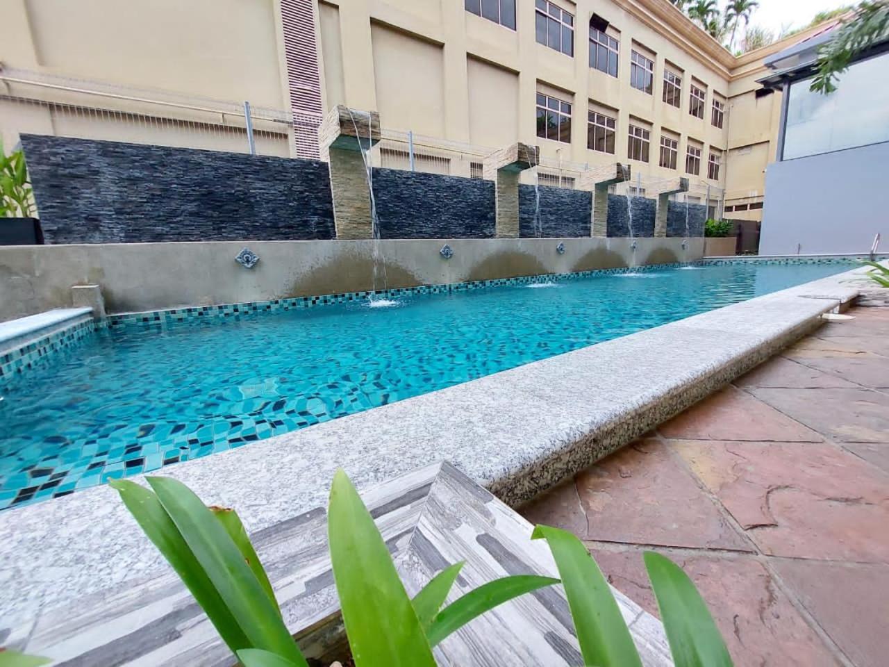 CHRISTEE SUITES 31/37