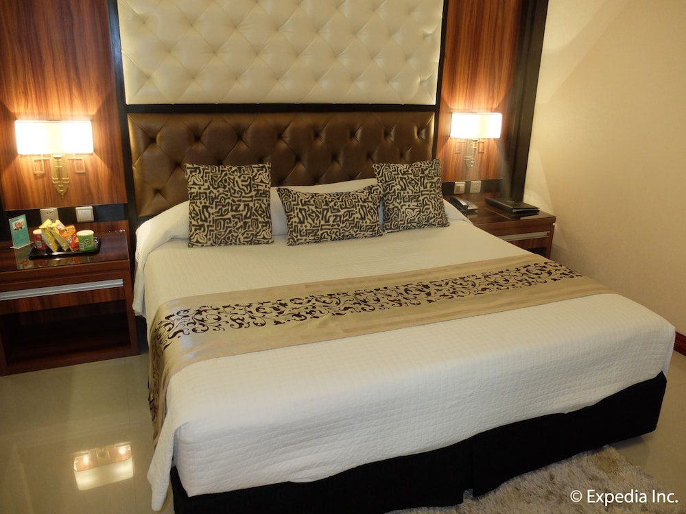 Crown, Suite, King Bed, Hot Tub