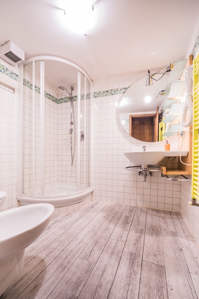 A Few Steps to The Duomo Upscale 2BD Apt 23/24