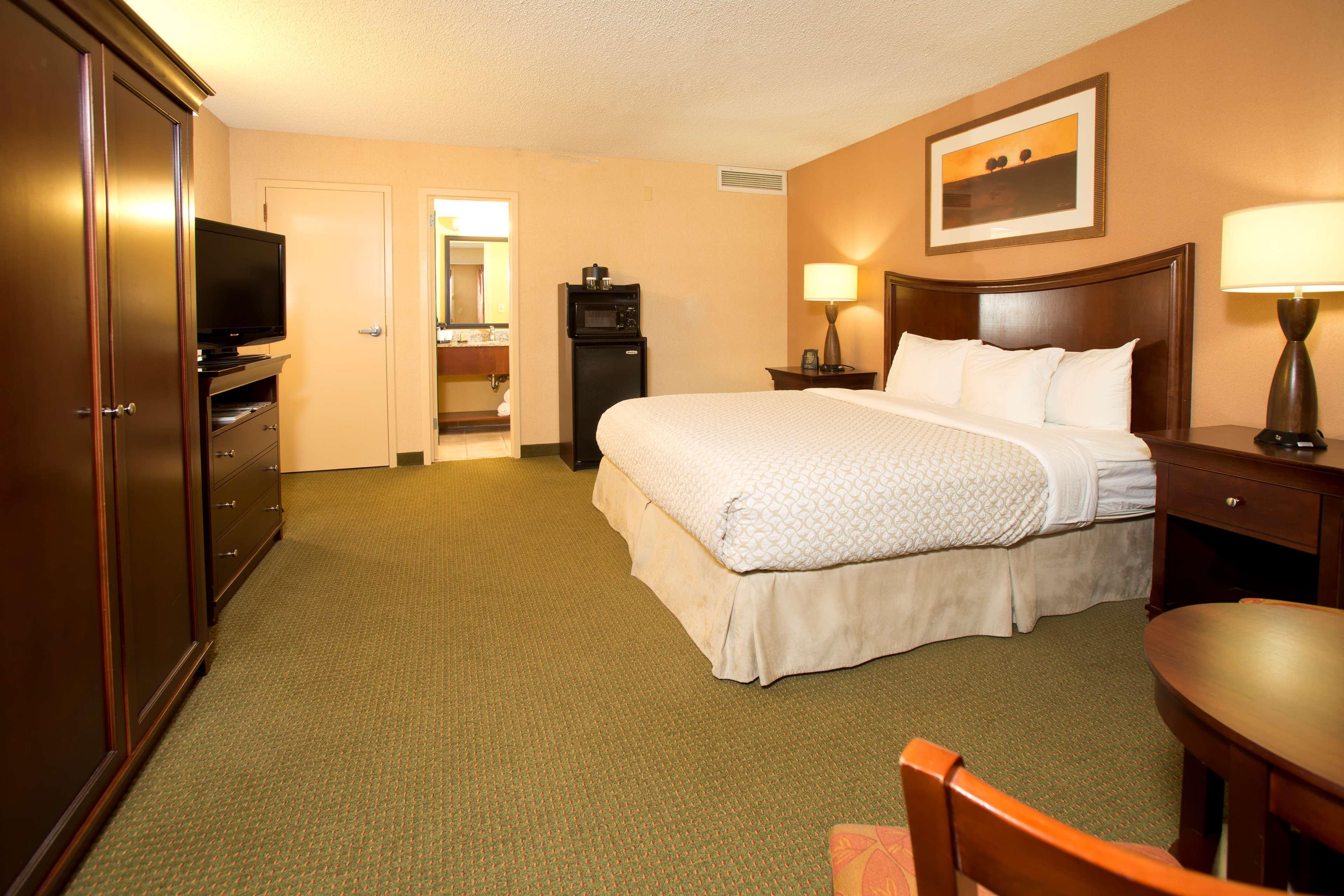 1 BEDROOM, KING BED, ACCESSIBLE