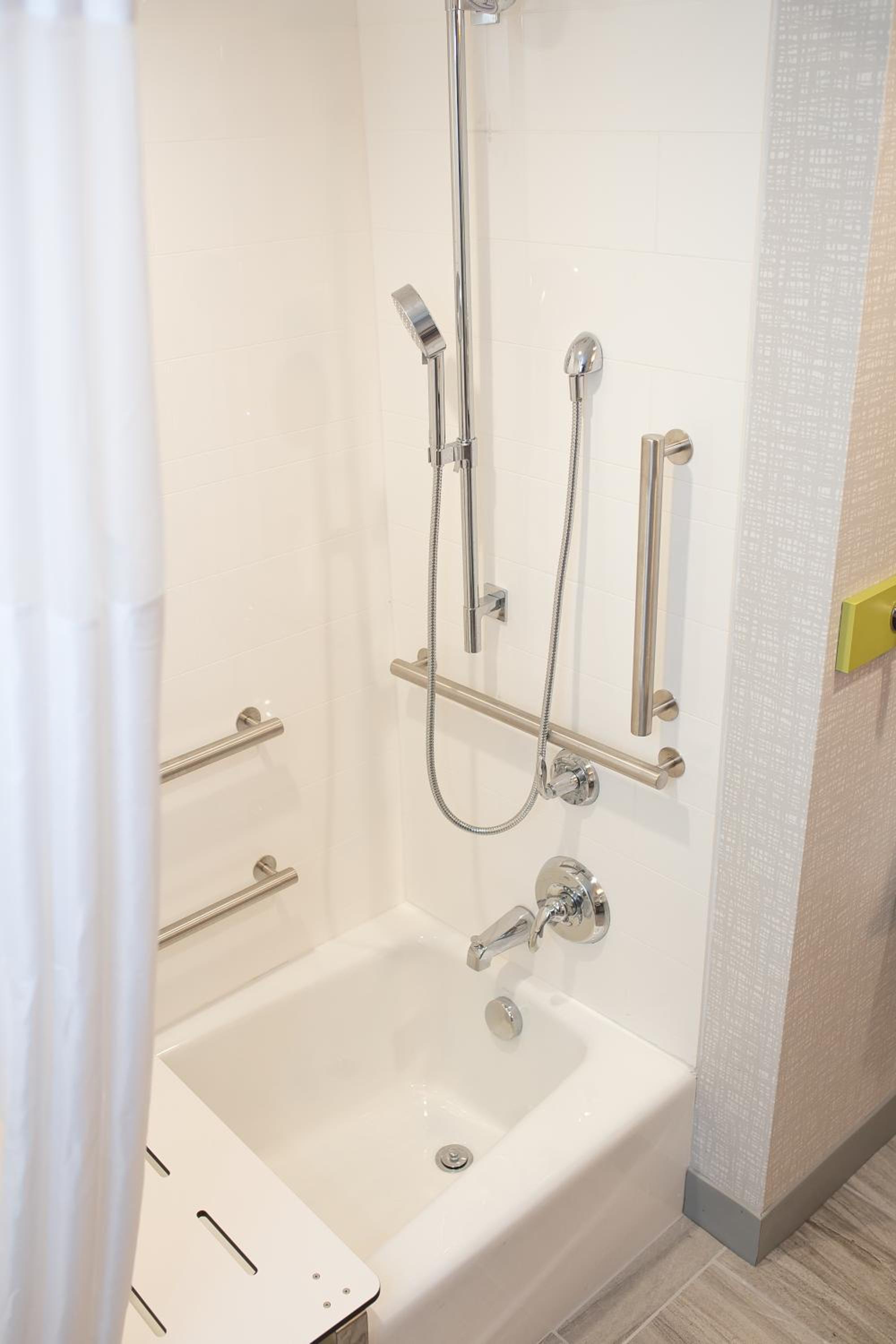 غرفة بسريرين كوين بحوض استحمام لذوي الإعاقة، Hampton Inn and Suites Dundee 2/4