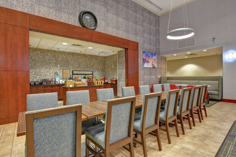 Hampton Inn Suites Newark Harrison Riverwalk 38/60