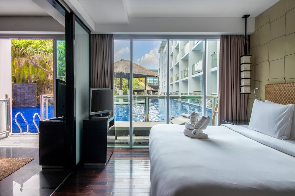 DELUXE, SUITE, POOL ACCESS