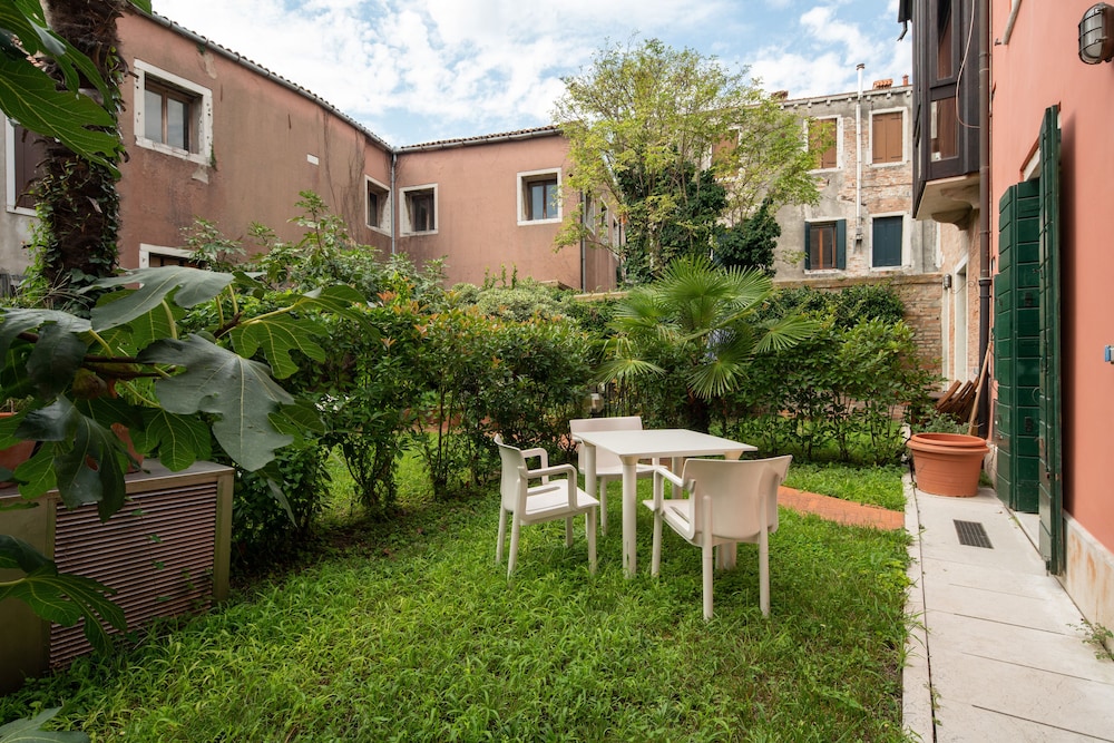 Garden Apartment 27/37