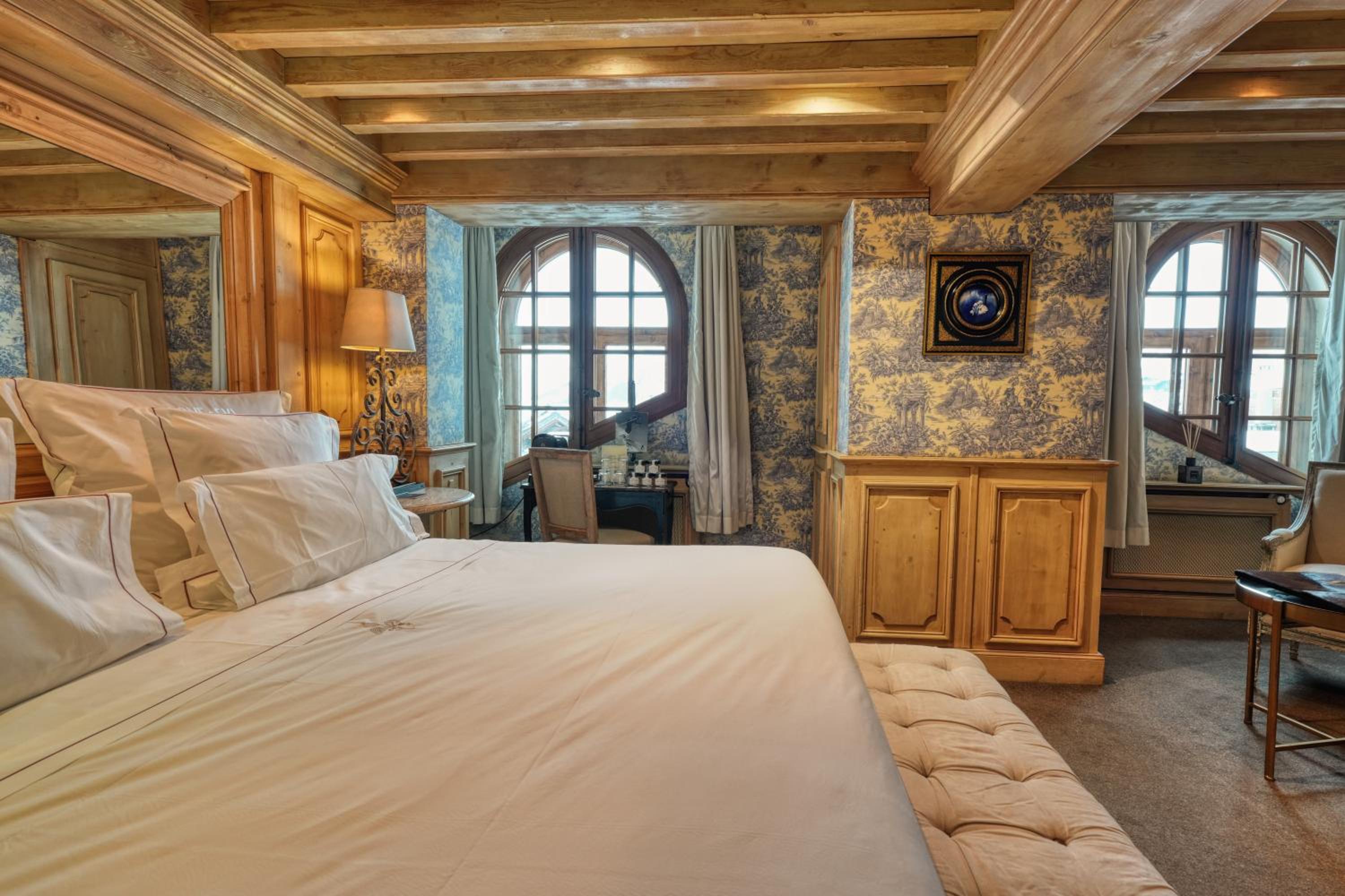 PRIVILEGE, DOUBLE BED