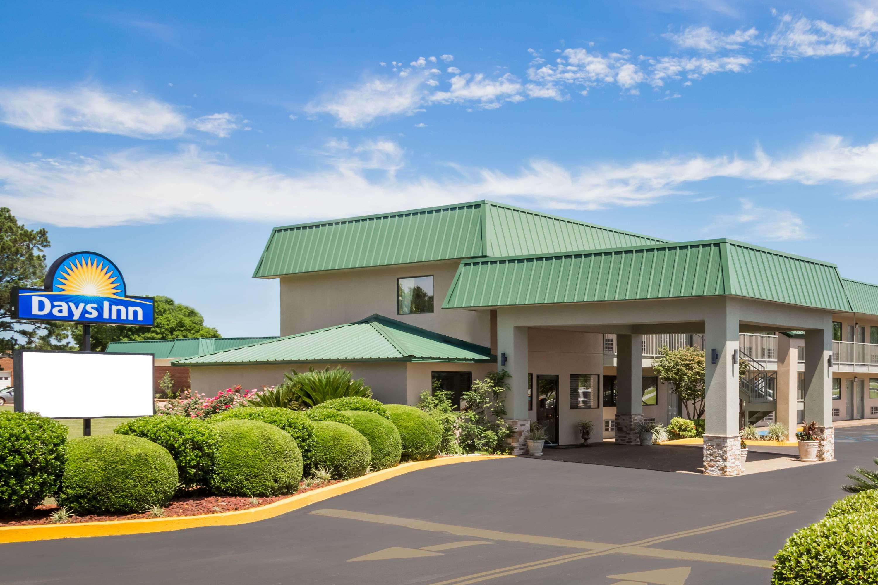 Days Inn by Wyndham Blakely 18/23