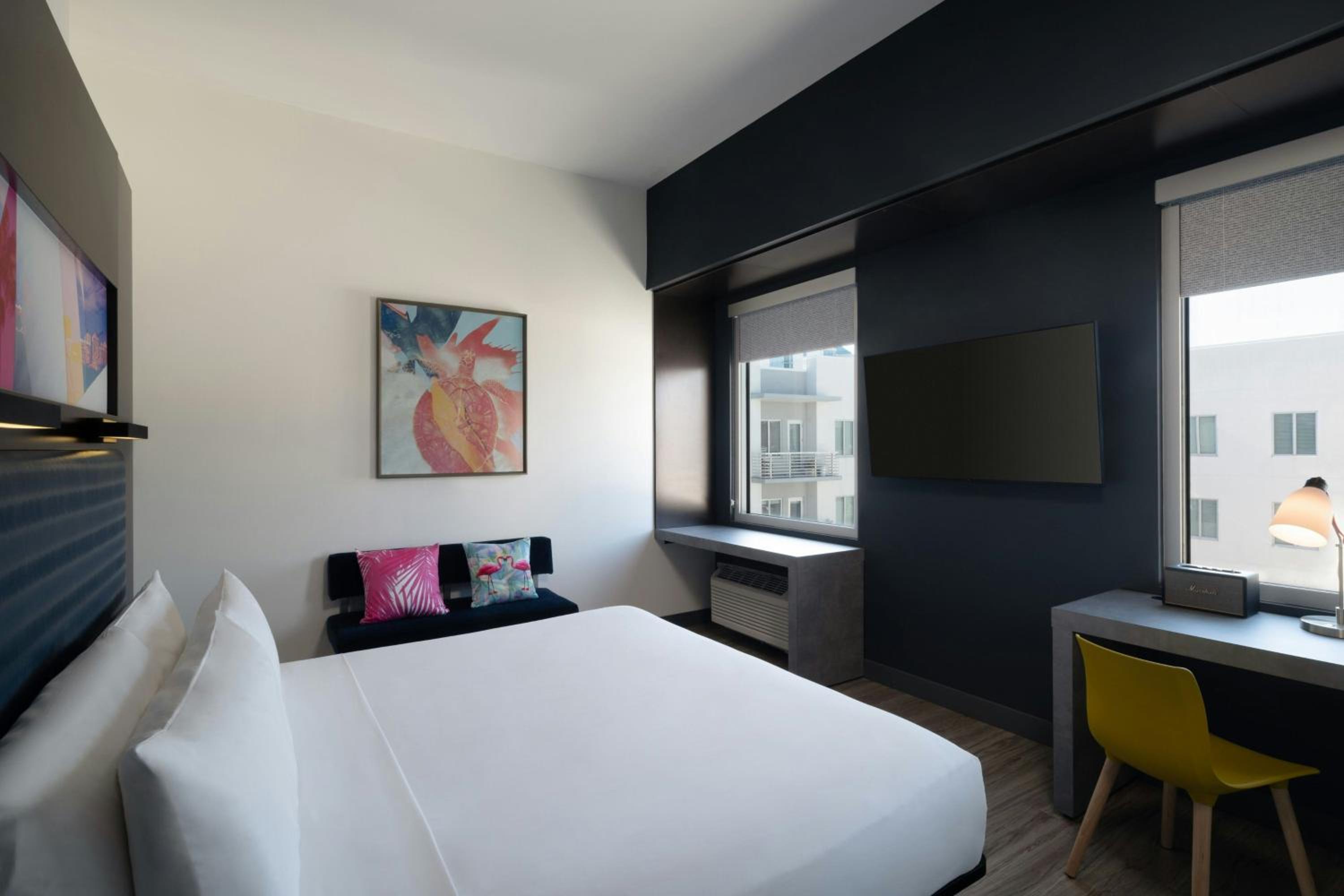 Splash, King Bed, Side Pool View, Accessible
