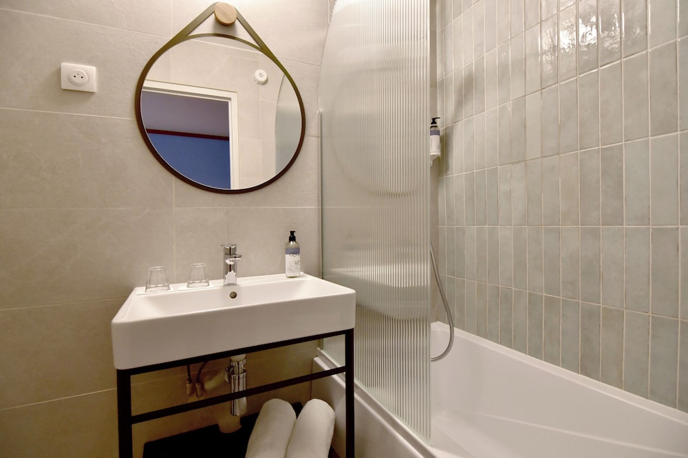 Agate Hotel 48/49