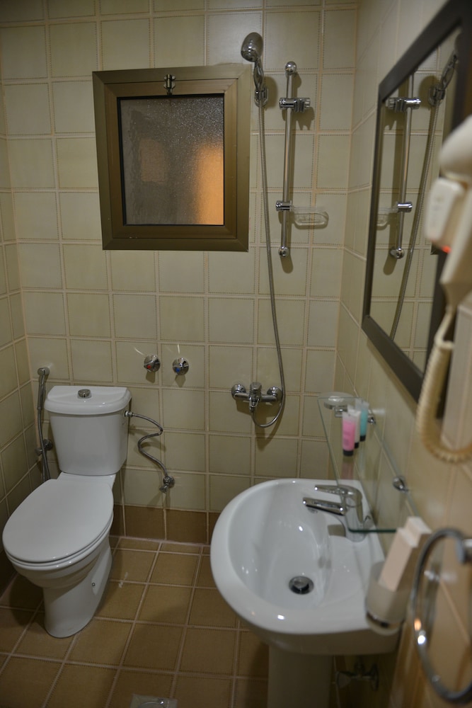 البرج الأول للشقق الفندقية(The First Tower Hotel Apartment) 27/29