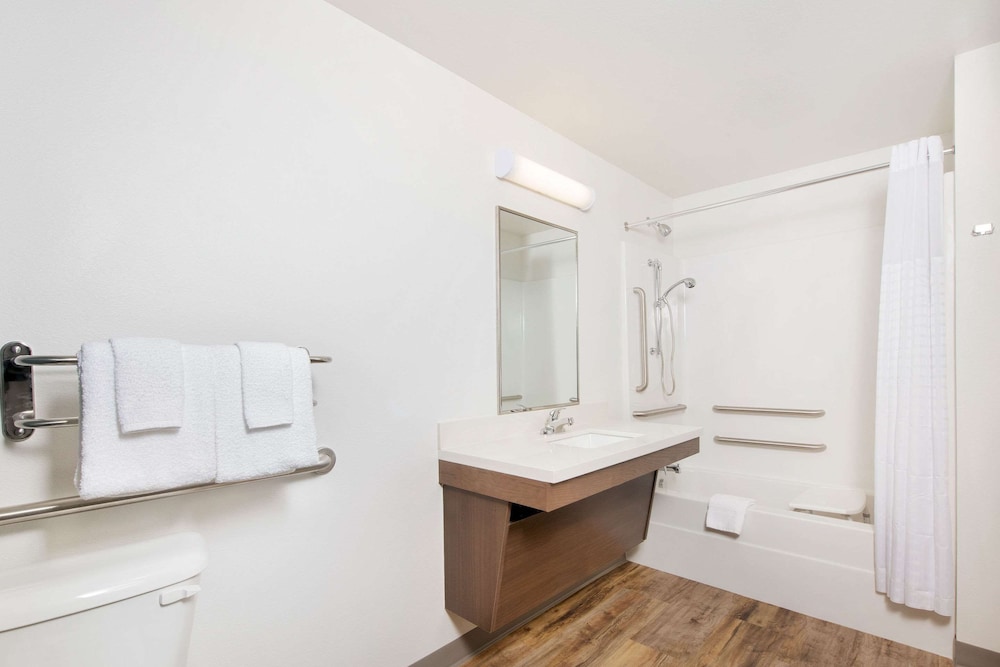 WoodSpring Suites Savannah Pooler 26/28