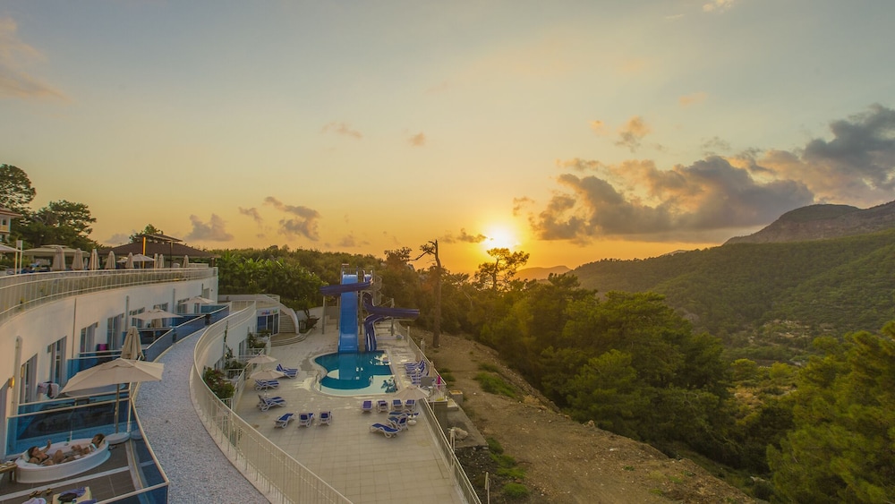 Garcia Resort and Spa 56/63