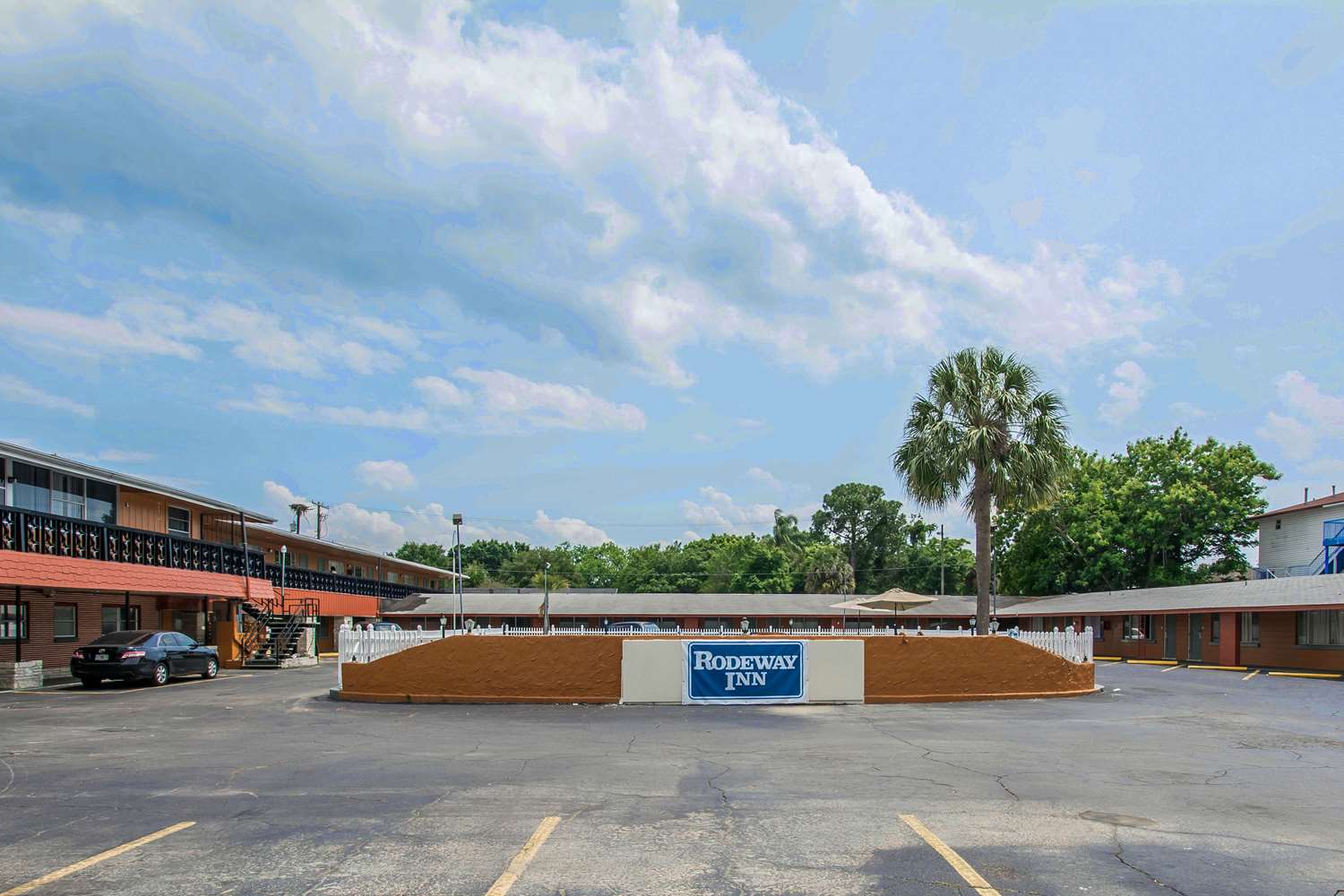 Rodeway Inn & Suites Winter Haven Chain of Lakes 33/35