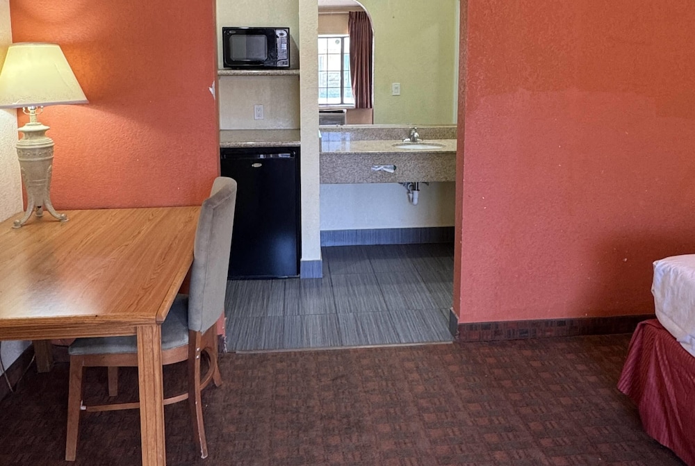 Travelodge by Wyndham Lubbock 28/32