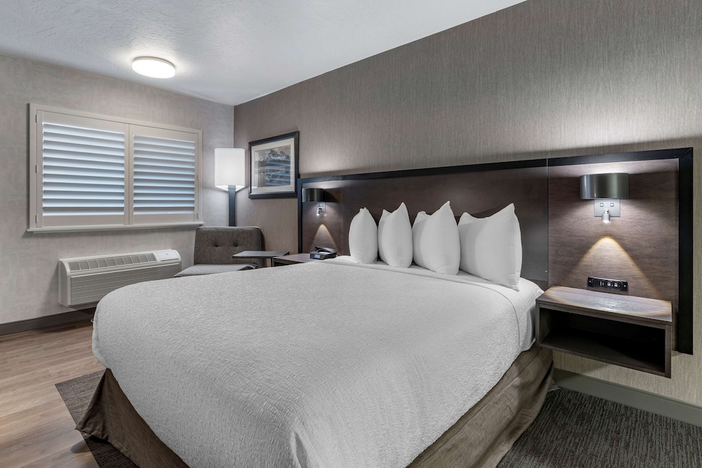 Best Western Plus Hilltop Inn 15/52
