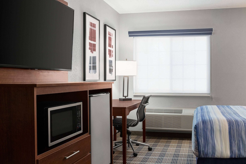 AmericInn by Wyndham Williamsburg 38/50