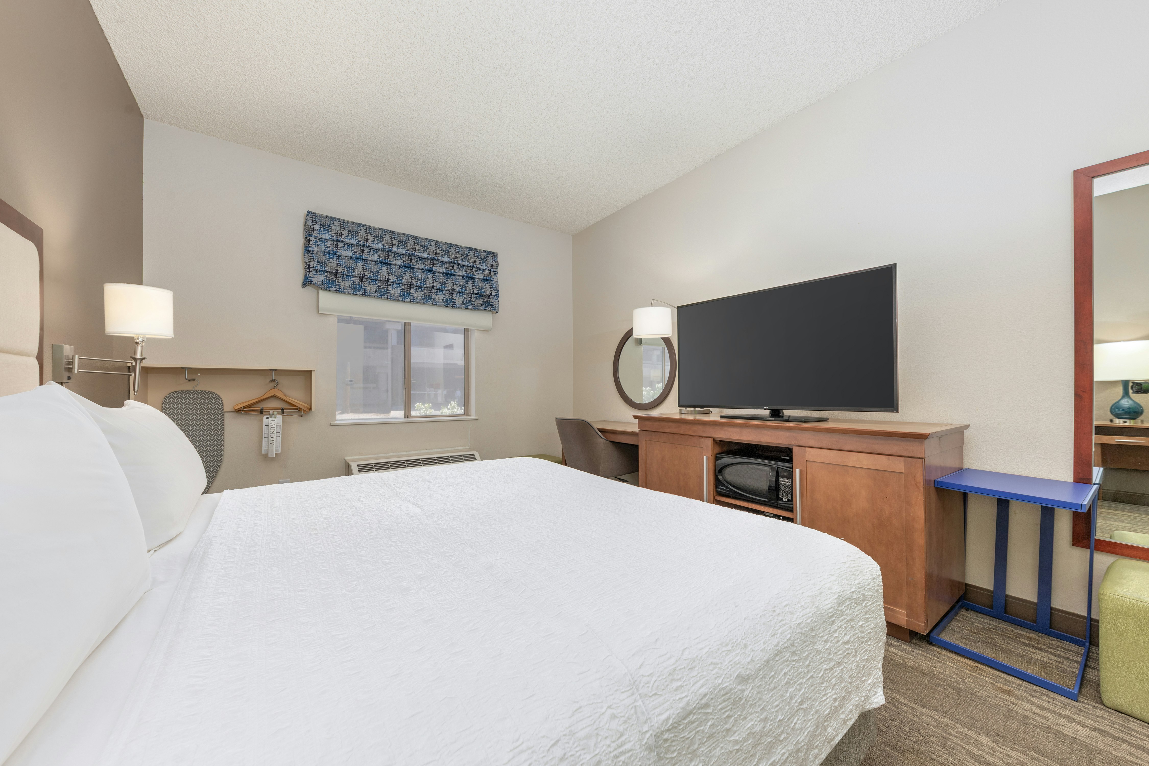 ROOM, QUEEN BED