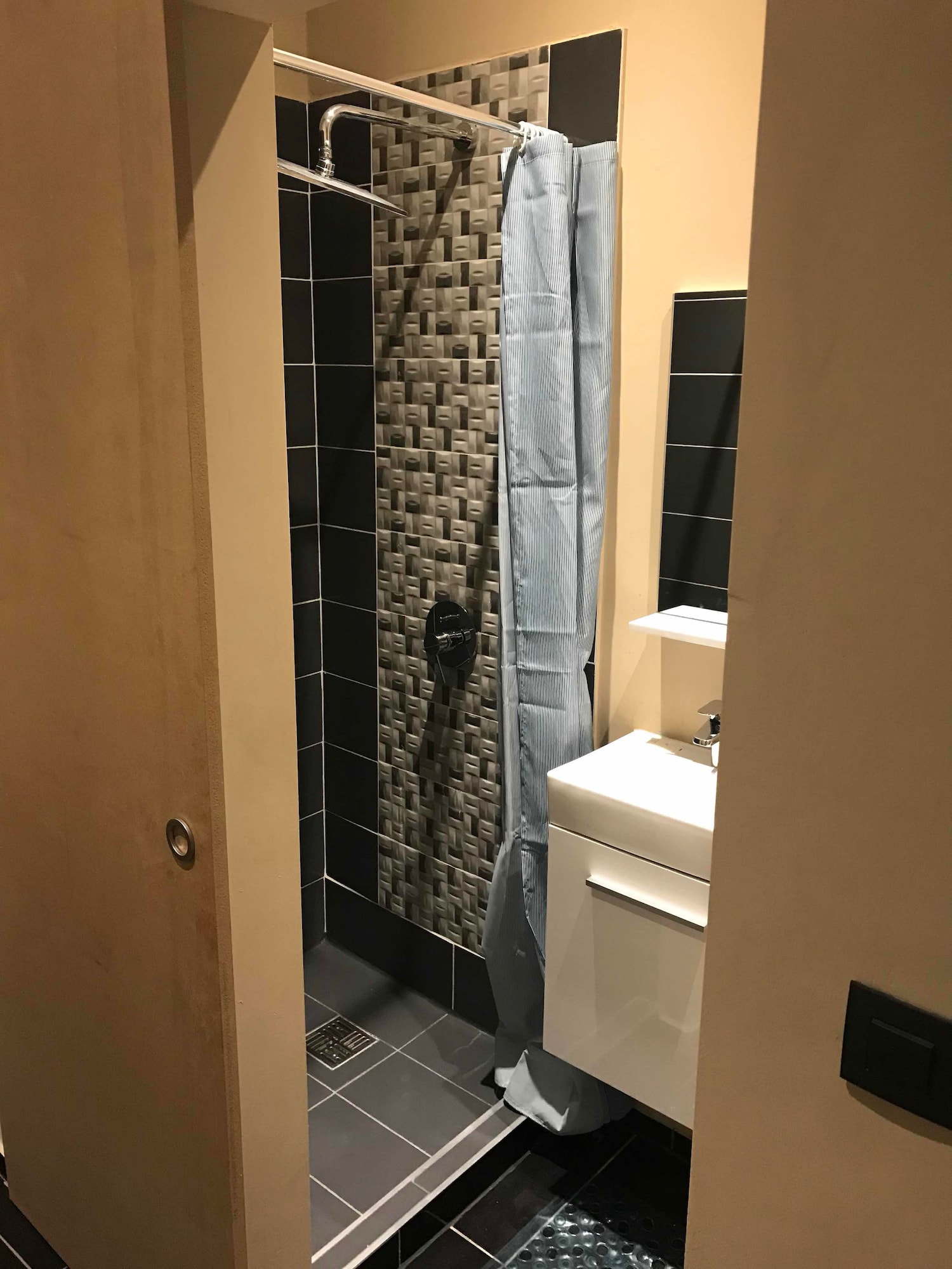 ROOM, SINGLE