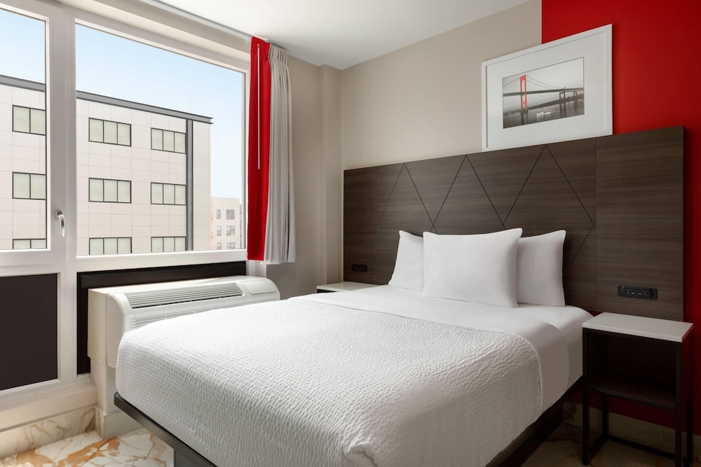 ROOM, QUEEN BED