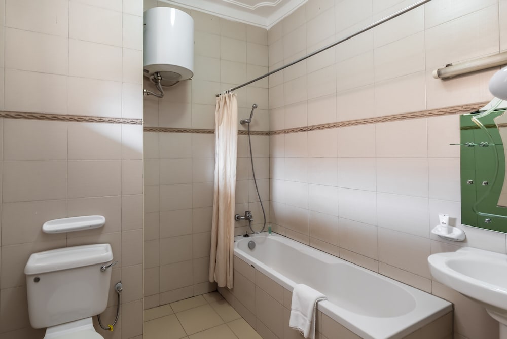 Entebbe Travelle'rs Inn 50/50