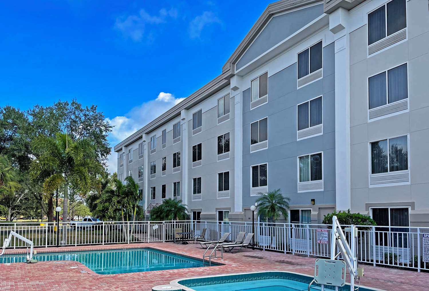 Comfort Inn & Suites Sarasota I75 8/44