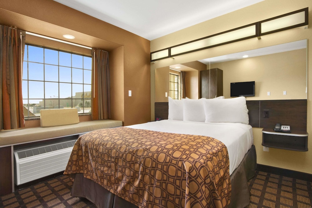 Microtel Inn and Suites By Wyndham Buda 19/40