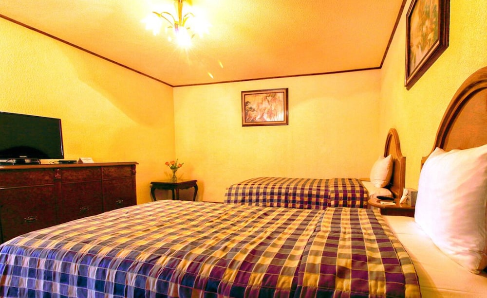 ROOM, QUADRUPLE