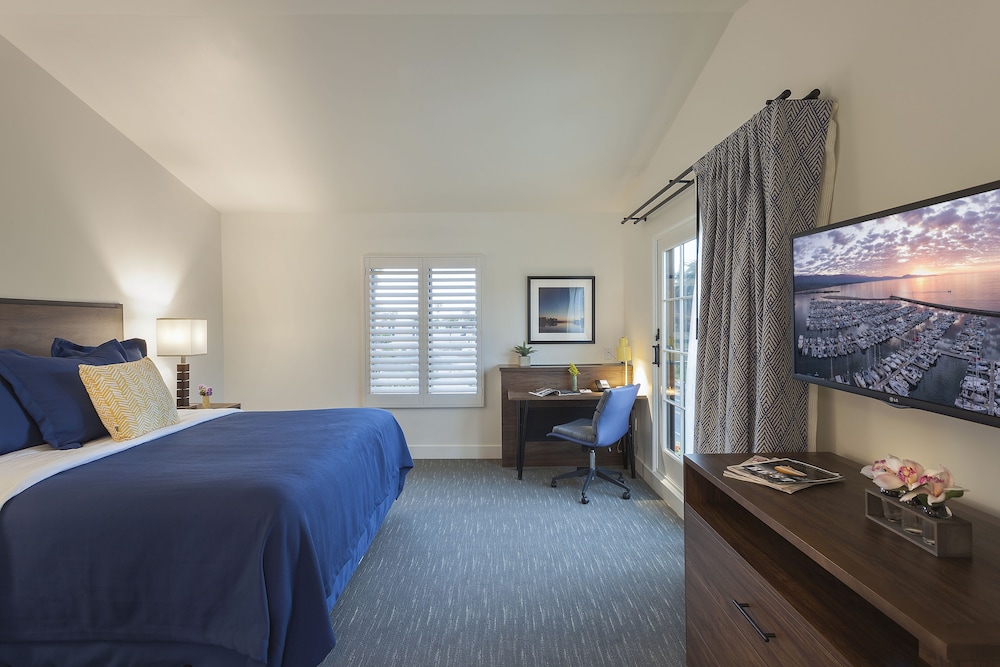 DELUXE, KING BED