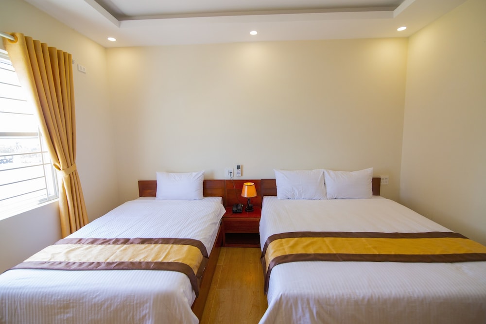 ROOM, TRIPLE, BATHTUB