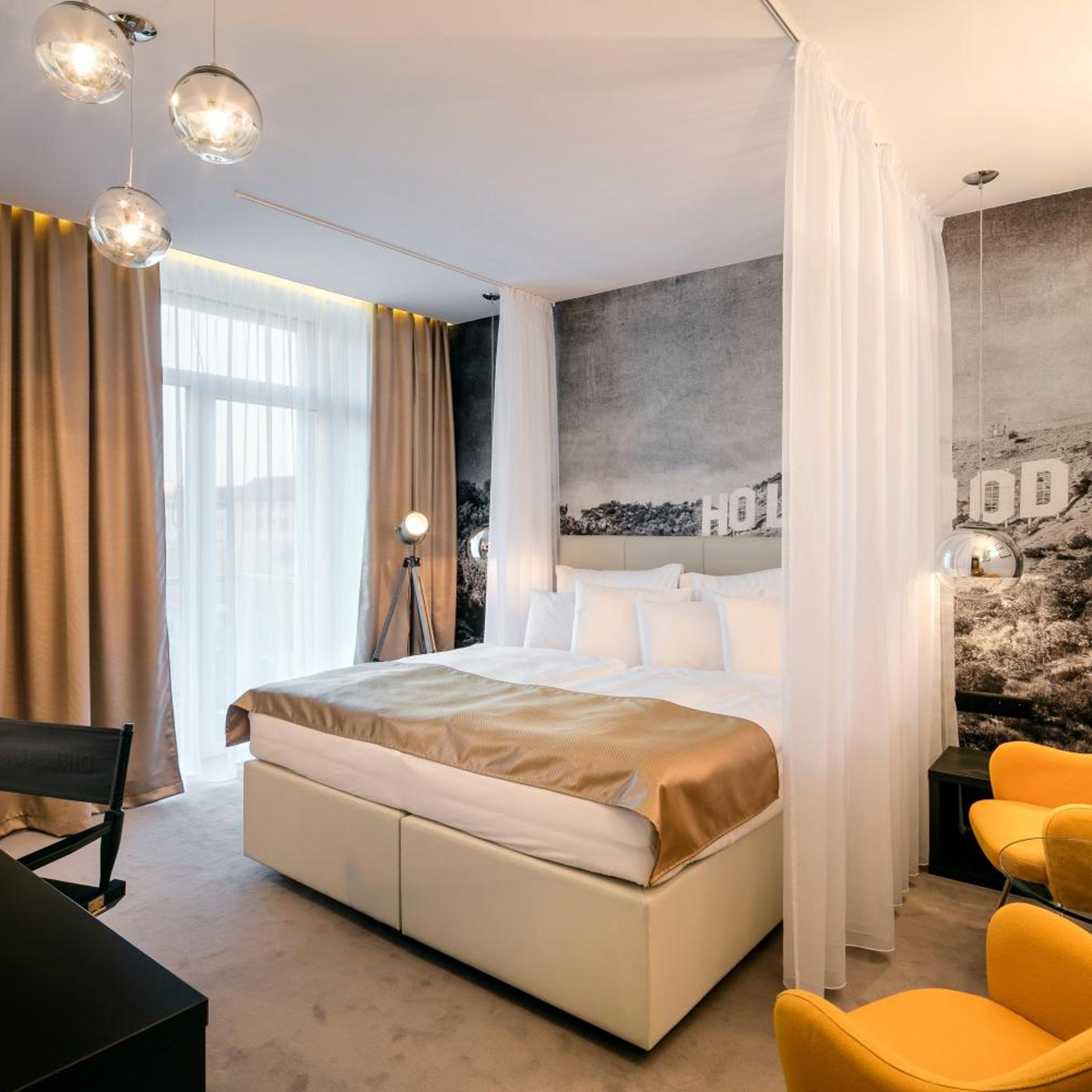 Backstage, Design, Deluxe, Double Bed, Hot Tub