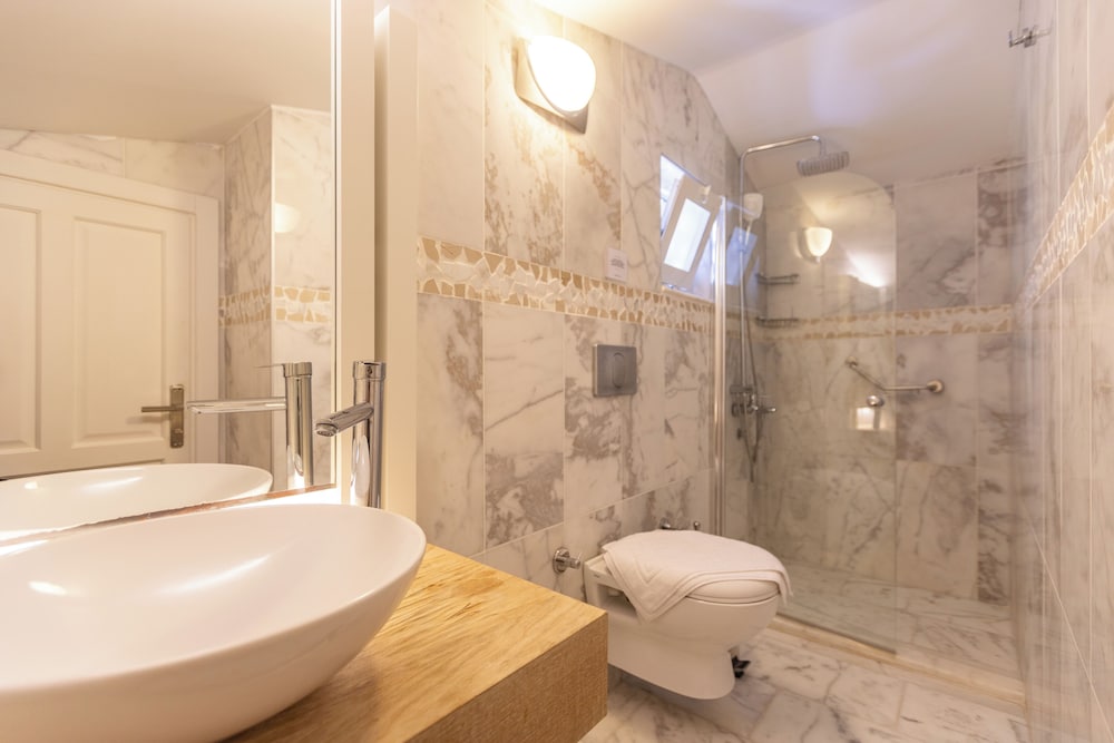 Kalkan Saray Suites Hotel 70/74
