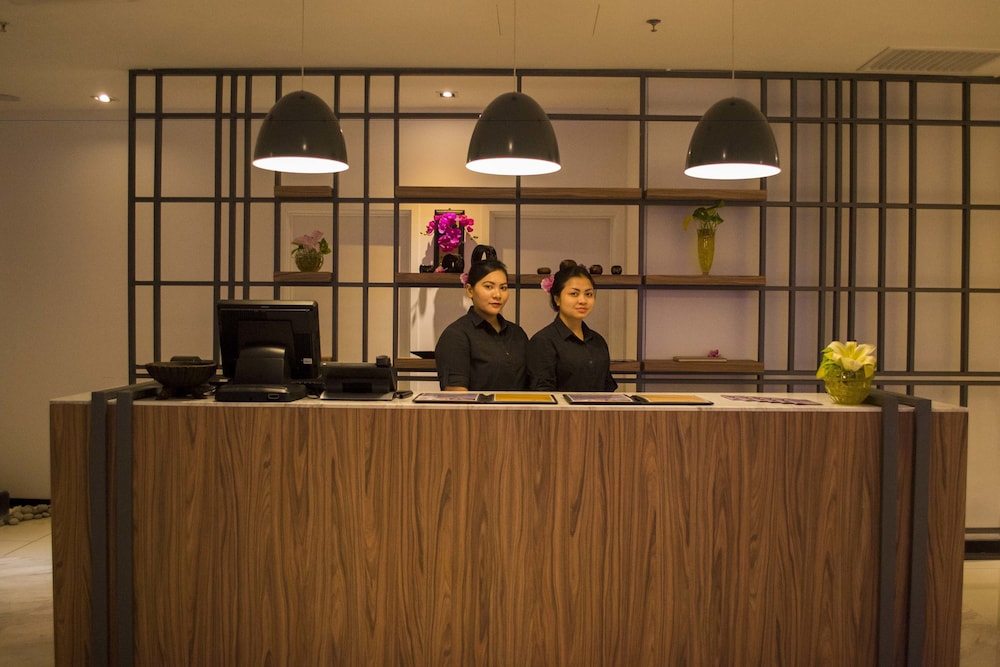 Grand Alora Hotel 3/49