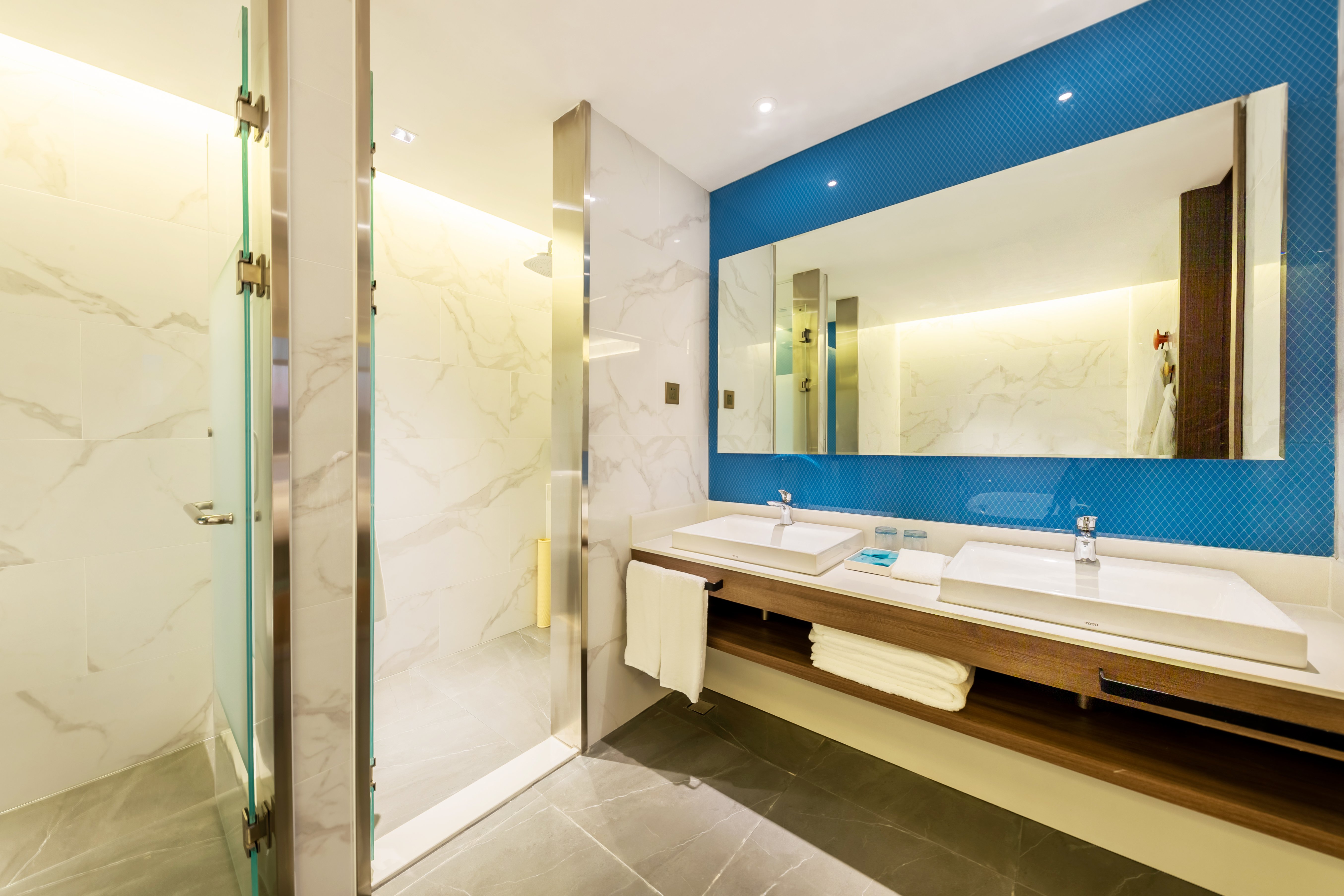 Holiday Inn Express Yichang Riverside 76/81